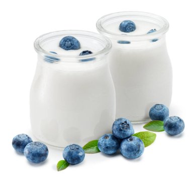 Beyaz arka planda sade yoğurt ve meyveli iki cam kap..