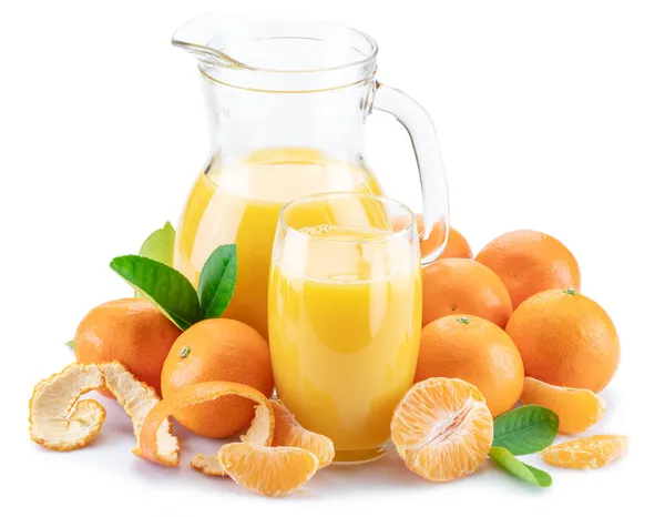 Orangene Mandarinenfrüchte Und Frischer Mandarinensaft Isoliert Auf Weißem Hintergrund — Stockfoto