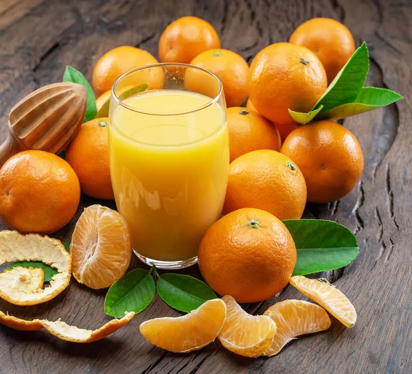 Pomarańczowe Owoce Mandarynki Szklanka Świeżego Soku Mandarynkowego Ciemnym Drewnianym Tle — Zdjęcie stockowe