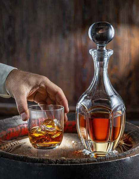 Whisky Karaffe Und Whisky Glas Auf Altem Holzfass Vor Dunklem — Stockfoto