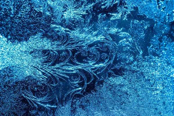Piękne Niebieskie Wzory Mrozu Zamarzniętym Oknie Jako Symbol Świątecznego Cudu — Zdjęcie stockowe