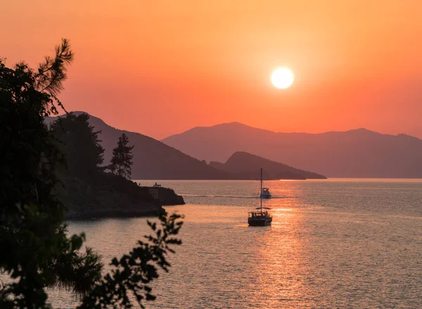 Sakin Deniz Gün Batımı Güneş Ufuktaki Tepelerin Ardında Batıyor Güzel — Stok fotoğraf