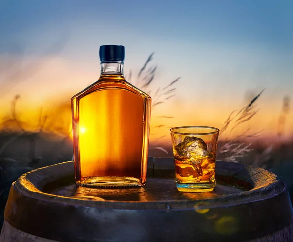 Jarra Whisky Vaso Whisky Con Cubitos Hielo Barrica Madera Vieja —  Fotos de Stock