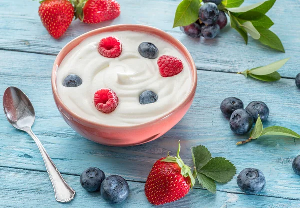 Keramikskål Med Vanlig Yoghurt Och Bär Bordet Ljust Sommarhumör — Stockfoto