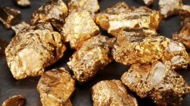 Siyah arka planda bir grup altın külçesinin etrafında dön. Büyük ve küçük altın taşlar, makro fotoğrafçılık..