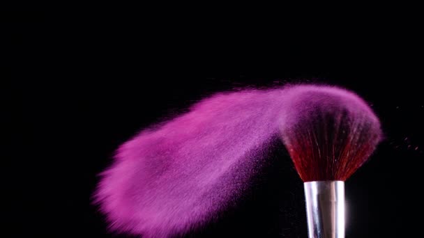 Cepillo Maquillaje Tiembla Crea Remolino Partículas Finas Polvo Rosa Sobre — Vídeo de stock