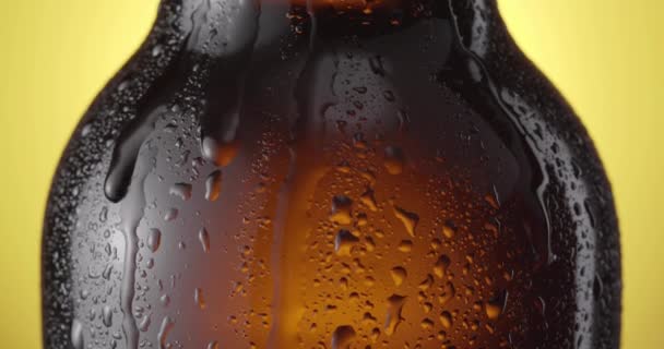 Kamera Unosi Się Środka Szyi Brązowej Zamglonej Butelki Piwie Żółtym — Wideo stockowe