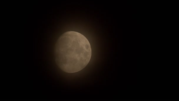 Luna Incompleta Mueve Través Del Cielo Nocturno Acompañada Pequeñas Nubes — Vídeo de stock