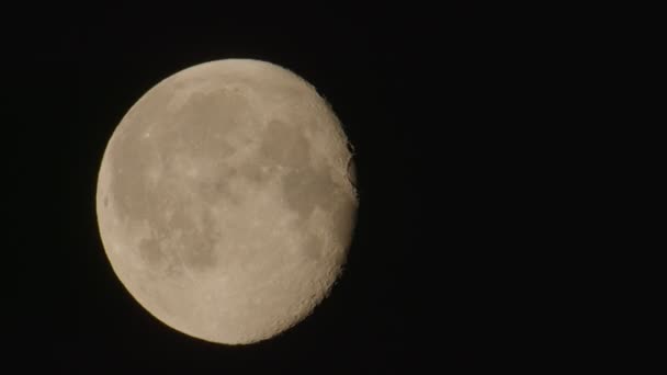 Onvolledige Maan Beweegt Langzaam Door Nachtelijke Hemel — Stockvideo