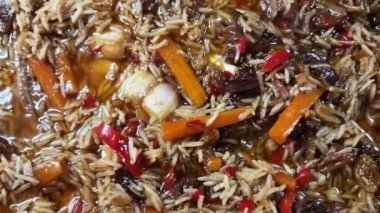 Pirinç ve kuzu etinden geleneksel kaynayan doğu yemekleri videosu - pilav.