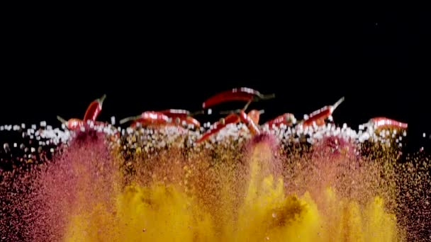 混合的地面香料 各种辣椒 盐和小红辣椒缓慢上升和下降与黑色背景 300Fps — 图库视频影像