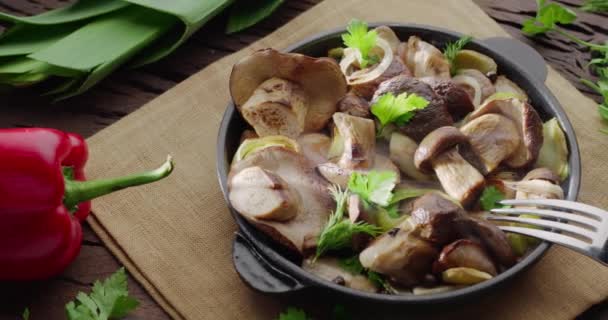 Pedaços de espetos de carne frita em um café em uma bandeja nas mãos de um  garçom