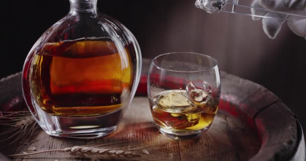 Isbit Faller Sakta Ner Ett Glas Whisky Ovanpå Gammal Whiskytunna — Stockvideo