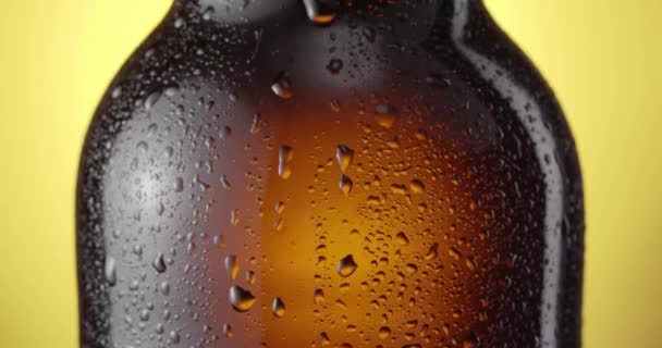 Gota Cerveza Gotea Lentamente Por Botella Cerveza Empañada Siguiendo Cámara — Vídeo de stock
