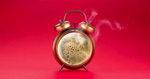 コンセプトビデオ 目覚まし時計のダイヤルに新しく醸造されたコーヒーがあり 蒸気が来ています 赤の背景 — ストック動画