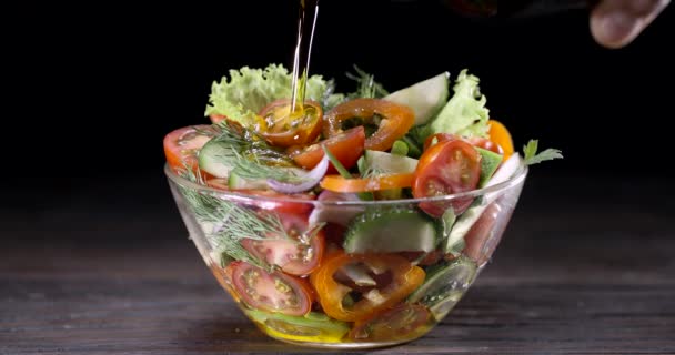 Salade Légumes Frais Dans Bol Verre Sur Fond Noir Versé — Video