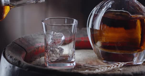 Kostka Ledu Pomalu Padá Sklenice Stojí Vinobraní Sudu Whisky Whisky — Stock video