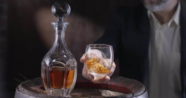 Muž Obleku Sommelier Vezme Sklenici Whisky Led Starého Sudu Whisky — Stock video