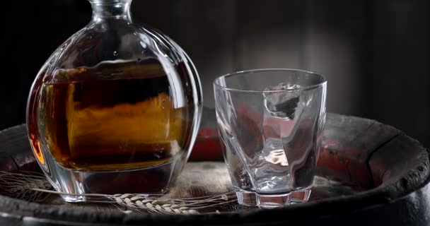 Glaçon Tombe Lentement Dans Verre Debout Sur Tonneau Whisky Vintage — Video