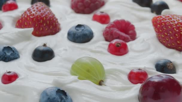 Letní Bobule Jsou Povrchu Jemného Mléčného Jogurtu Zpomalení Makro Záběr — Stock video