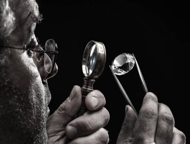 Kuyumcunun elindeki büyük değerli taş. Yaklaş. Gem tanımlama ve değerlendirme süreci.