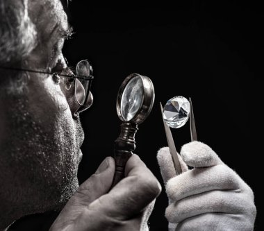 Kuyumcunun elindeki büyük değerli taş. Yaklaş. Gem tanımlama ve değerlendirme süreci.