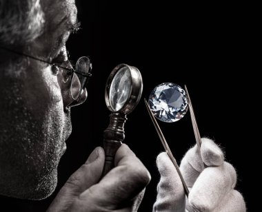 Kuyumcunun elindeki büyük değerli taş. Yaklaş. Gem tanımlama ve değerlendirme süreci.
