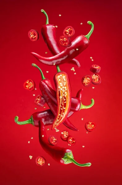 Chiles Rojos Frescos Secciones Transversales Chile Con Semillas Flotando Aire —  Fotos de Stock