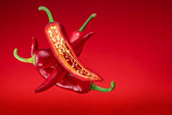 Čerstvé Červené Chilli Papričky Průřezy Chilli Papriček Semeny Plovoucími Vzduchu — Stock fotografie