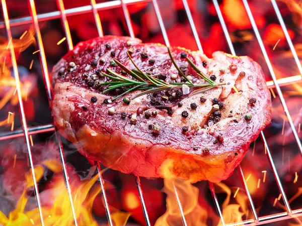 Filé Assado Mignon Bife Grelha Churrasco Sobre Pedaços Quentes Carvão — Fotografia de Stock