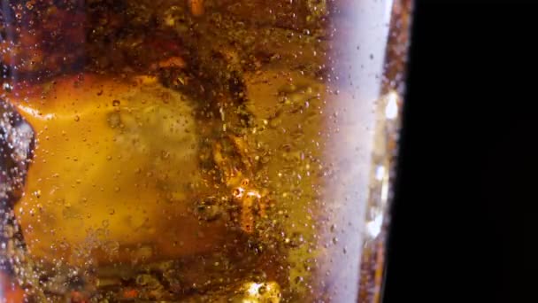 Cola Derramado Copo Cola Com Gelo Bolhas Gás Aumentam Ativamente — Vídeo de Stock