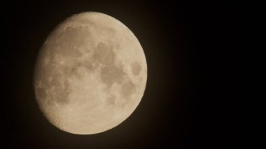 Tamamlanmamış Ay gece gökyüzünde hareket ediyor.