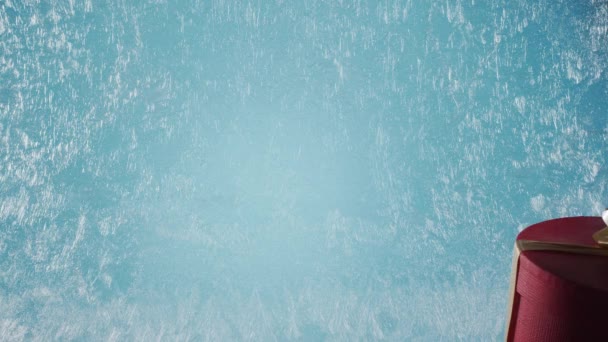 Janela Congelada Com Padrões Gelados Presente Natal Vermelho Aparece Frente — Vídeo de Stock