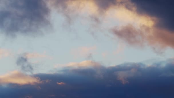 Närbild Time Lapse Video Mörkblå Och Gula Stora Moln Natthimmel — Stockvideo