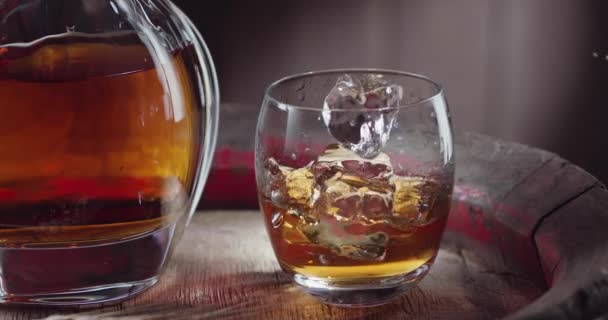 Isbit Faller Sakta Ner Ett Glas Whisky Ovanpå Gammal Whiskytunna — Stockvideo