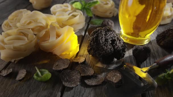 松露季节 摄像机沿着一桌地中海意大利食品 停在一个大蘑菇松露旁边 — 图库视频影像