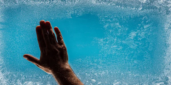 Wzory Mrozu Zamarzniętym Zimowym Oknie Jako Symbol Świątecznego Cudu Ręka — Zdjęcie stockowe