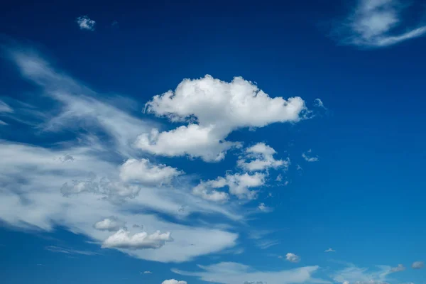 Tiefblauer Himmel Und Weiß Verschiedene Arten Von Wolken Darin Schöne — Stockfoto