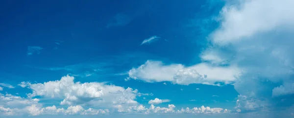 Βαθύ Γαλάζιο Ουρανό Και Διαφορετικά Είδη Λευκών Νεφών Αυτό Όμορφο — Φωτογραφία Αρχείου