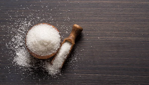 Fehér Finomított Cukor Fából Készült Tálban Kanál Sötét Asztalon — Stock Fotó