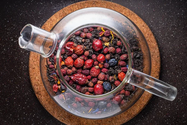 Théière Verre Avec Des Baies Séchées Des Fleurs Fermer Vue — Photo