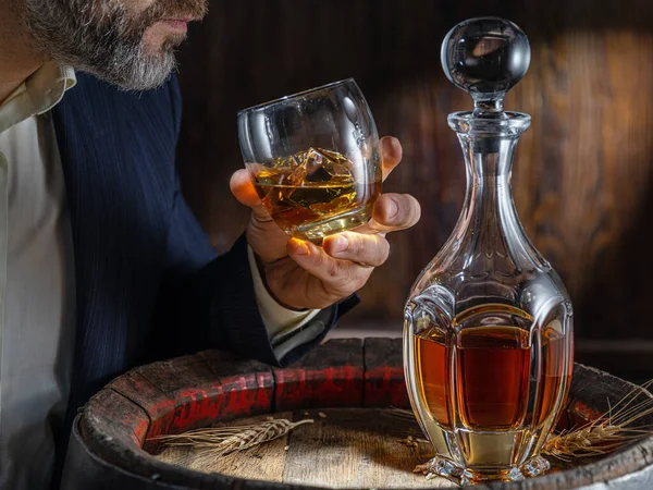 Degustación Whisky Hombre Sienta Frente Barril Con Decantador Vaso Whisky —  Fotos de Stock