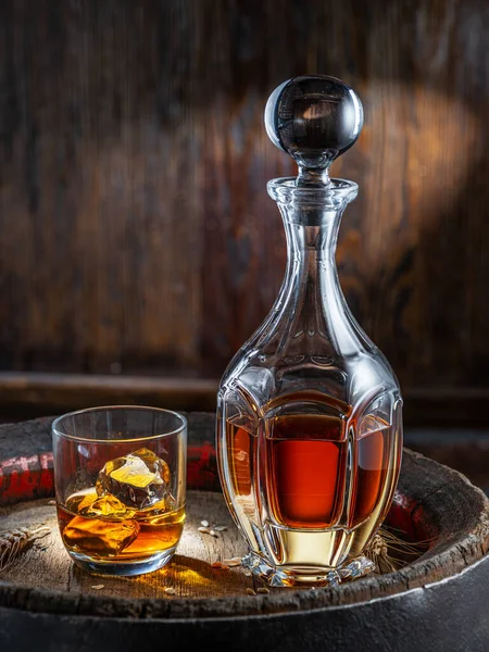 Karaf Whisky Glas Whisky Oud Houten Vat Donkere Achtergrond — Stockfoto