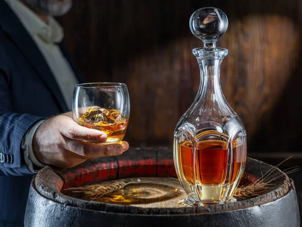 Whisky Ochutnávka Muž Sedí Před Barelem Karafou Sklenicí Whisky — Stock fotografie