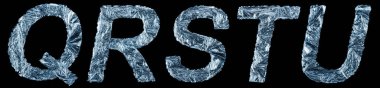 Latin alfabesinin eşsiz harflerinin bir kısmı - Q, R, S, T, U, siyah bir arkaplanda izole edilmiş donmuş kış kalıpları şeklinde. Donmuş çizimlerle Noel alfabesi kavramı.