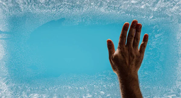 Wzory Mrozu Zamarzniętym Zimowym Oknie Jako Symbol Świątecznego Cudu Ręka — Zdjęcie stockowe