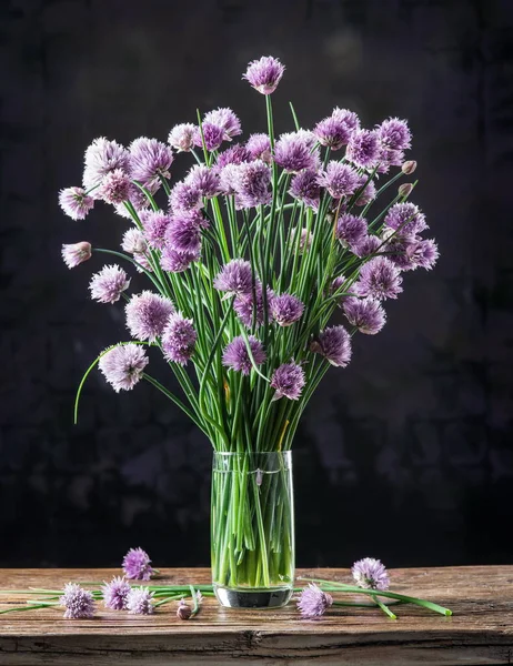 Buquê Cebola Cebolinha Flores Vaso Mesa Madeira — Fotografia de Stock