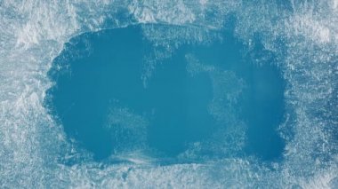 Donmuş pencerenin buz desenleri yavaş yavaş tüm yüzeyini kaplıyor. Noel ve Yeni Yıl için harika bir geçmiş. 