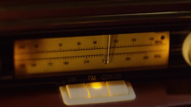 ヴィンテージ木製のレトロラジオ受信機 ラジオ波の手動チューニングのマクロショット 手はチューニングノブを回します 左から右へのスローカメラの動き — ストック動画