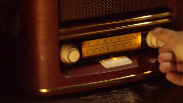Receptor Rádio Retro Madeira Vintage Macro Tiro Sintonia Manual Ondas — Vídeo de Stock